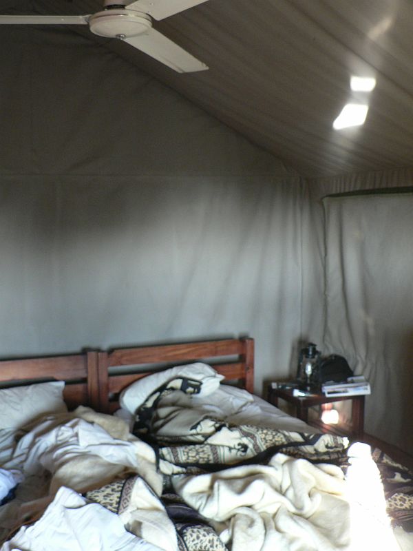 JAR 373.JPG - Postele byly pohodlné, peřin hodně, což jsme v noci ocenili.